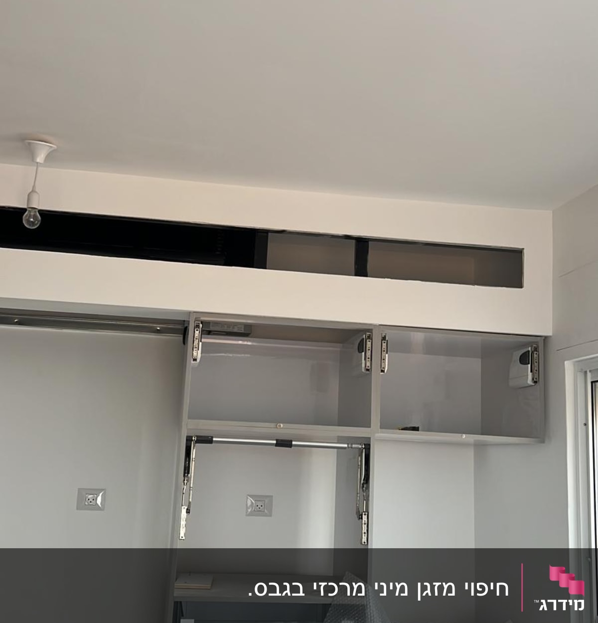 ארונות מטבח עם דלתות זכוכית וגבס מעליהם